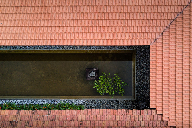 Không gian của ngôi nhà được phát triển theo cách bố trí nhà truyền thống, với nhà thờ (được xây dựng lại từ ngôi nhà cũ ra đời vào những năm 1980)…