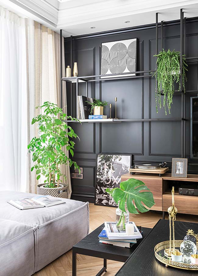 Chọn tường màu đen là một phương án khá nguy hiểm nhưng nhờ những chậu cây xanh mà yếu tố nguy hiểm đó đã được loại trừ hoàn toàn thay vào đó là một căn phòng trông thật phong cách và sáng tạo.