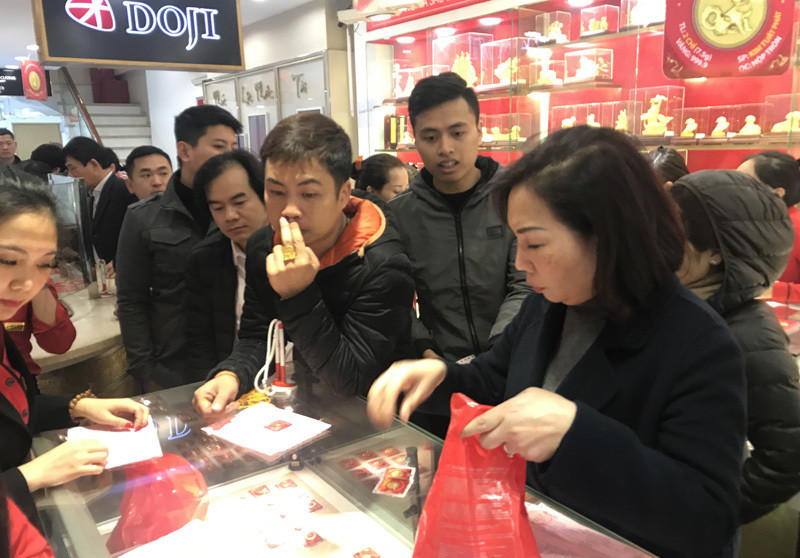 Gia vang hom nay 4/1, vuot nguong 43 trieu dong/luong