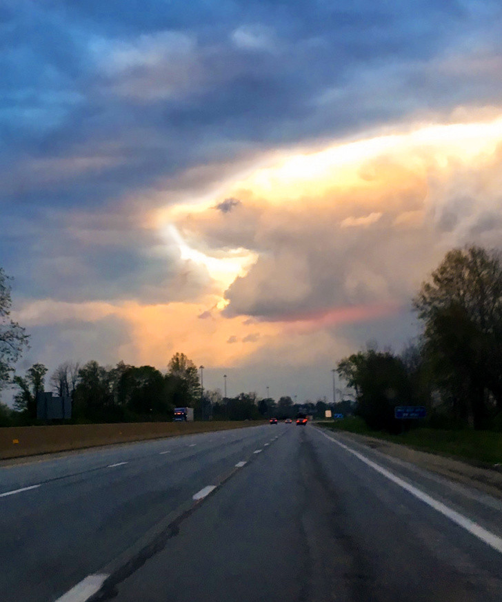 Đám mây hình cá mập vô cùng ấn tượng, giống như muốn nuốt chửng mặt trời. Mời quý vị xem video: Mùa trâm Bảy Núi: Món quà của thiên nhiên | VTC 