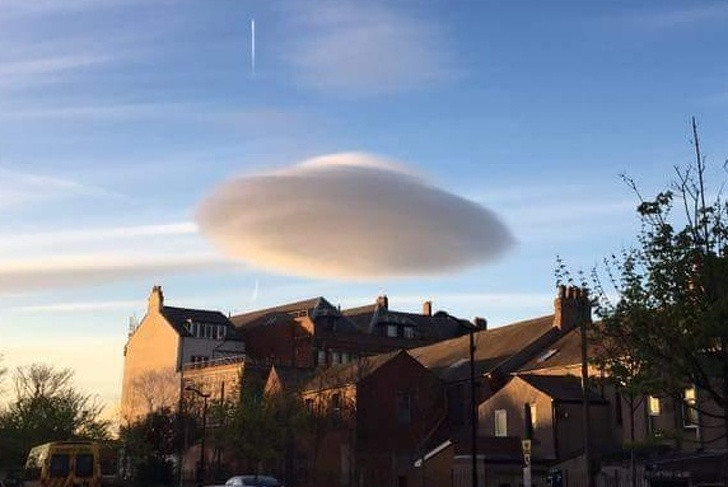 Đám mây hình đĩa bay khiến nhiều người không khỏi trầm trồ, thích thú.