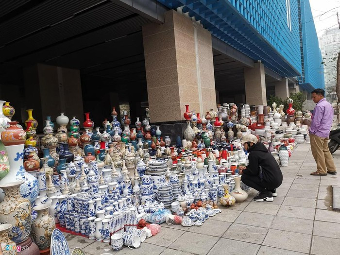 Kế bên hàng quất cảnh là "siêu thị" gốm sứ với đủ loại bát hương, lọ hoa, đồ thờ cúng bày la liệt.