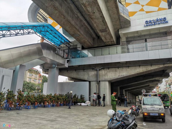 Chợ cây cảnh cũng mọc lên ngay dưới chân ga Láng (phường Thịnh Quang, Đống Đa). Trước đó, ngày 12/1, phóng viên chứng kiến công an phường có mặt để xử lý các cá nhân bày bán quất lấn chiếm vỉa hè.