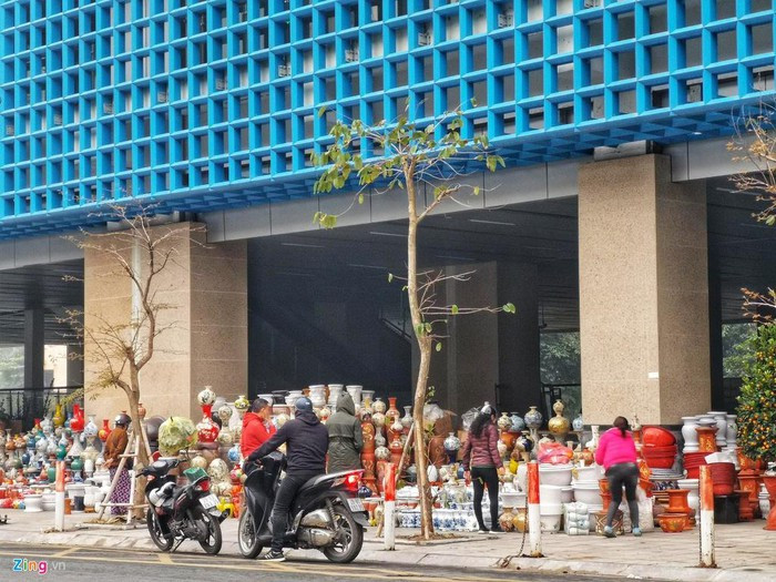 Sau khi các sạp hàng được mở ra, lòng đường phố Cát Linh nhanh chóng trở thành nơi đỗ xe cho khách mua hàng. Những sợi xích làm hàng rào ngăn cách nhà ga với lòng đường cũng bị tháo bỏ.