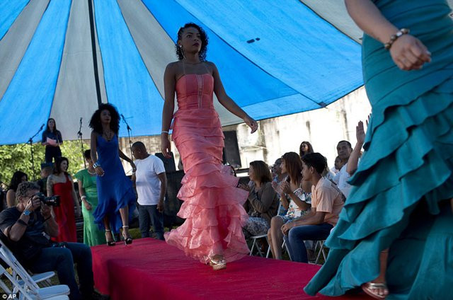 Hang tram nu tu nhan mang thai, moi nam to chuc thi hoa hau mot lan-Hinh-5