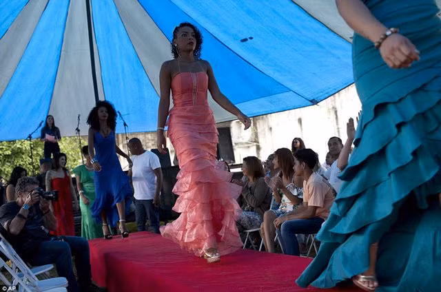 Hang tram nu tu nhan mang thai, moi nam to chuc thi hoa hau mot lan-Hinh-5