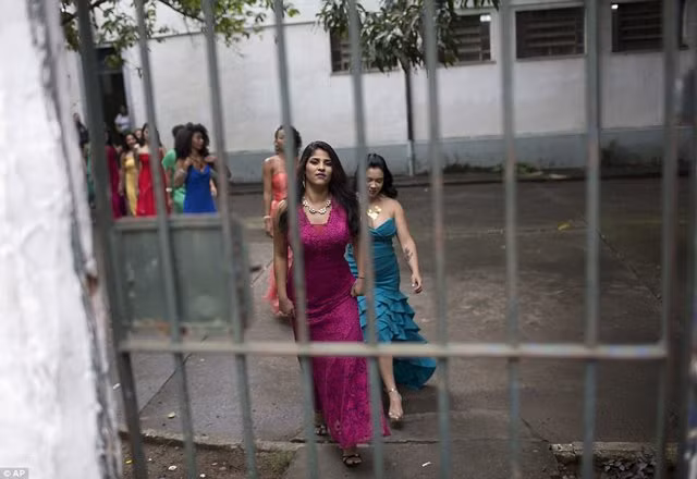 Hang tram nu tu nhan mang thai, moi nam to chuc thi hoa hau mot lan-Hinh-4