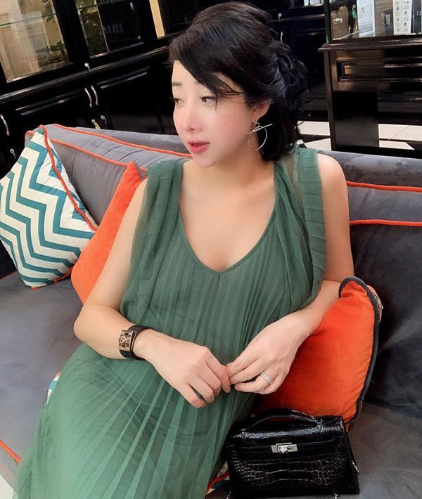 Hotmom 5 lan de thuong, sinh xong 10 ngay da ve dang-Hinh-7