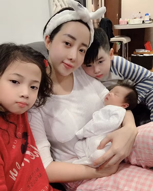 Hotmom 5 lan de thuong, sinh xong 10 ngay da ve dang