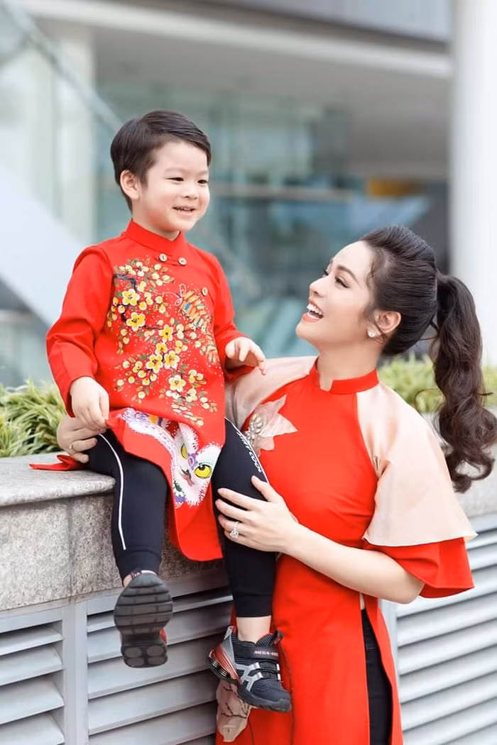 Nhat Kim Anh dang clip to chong cu khong cho gap con ngay Tet-Hinh-3