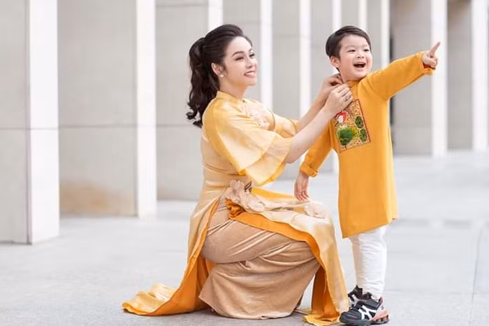 Nhat Kim Anh dang clip to chong cu khong cho gap con ngay Tet-Hinh-7