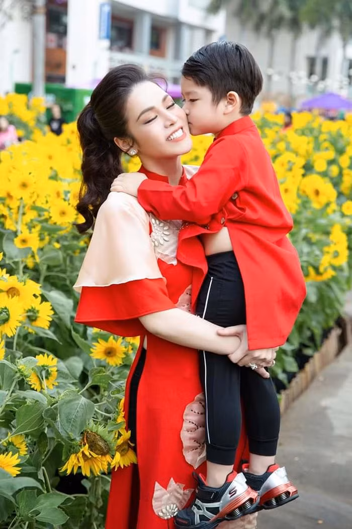 Nhat Kim Anh dang clip to chong cu khong cho gap con ngay Tet-Hinh-2