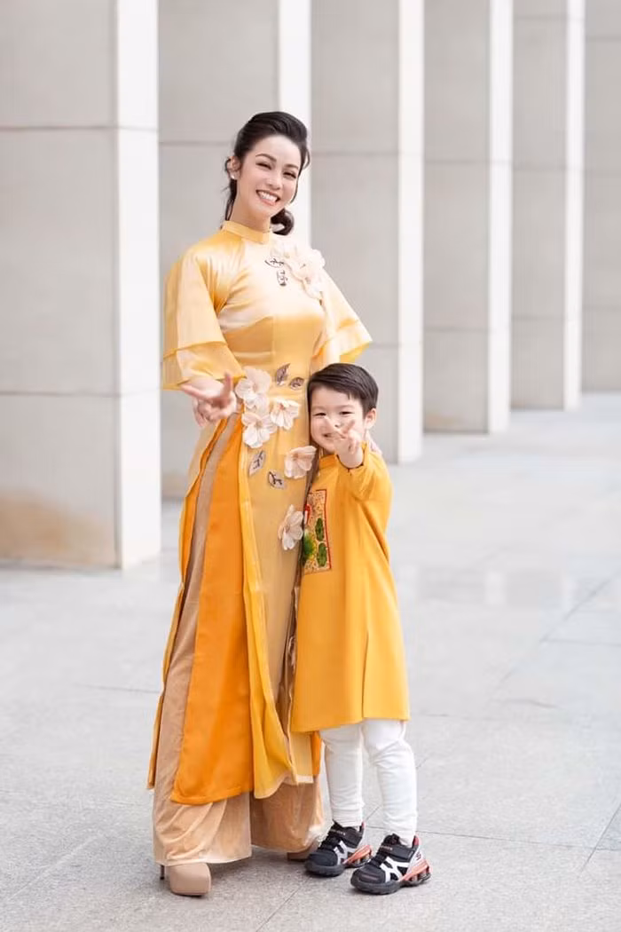 Nhat Kim Anh dang clip to chong cu khong cho gap con ngay Tet-Hinh-6