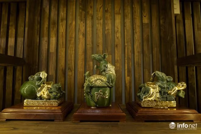 Rất nhiều tác phẩm đã ra đời theo dòng quan niệm ấy, ví dụ tác phẩm phong thủy "Chuột sa chĩnh gạo" (trong hình) được tạo hình chuột mẹ và hai chú chuột con vây xung quanh chĩnh gạo bằng vàng, phía dưới được đắp chữ "Phúc" - một trong những sản phẩm chủ đạo năm nay.