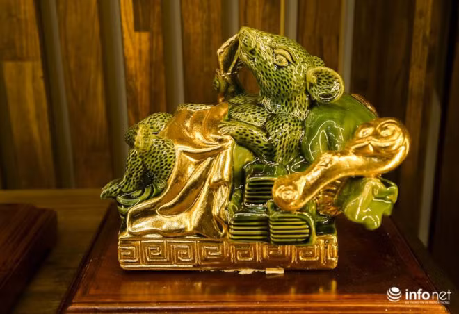 Từng gây tiếng vang với sản phẩm chú lợn đất dát vàng vào Tết Kỷ Hợi 2019, một cơ sở tại làng gốm Bát Tràng lại tiếp tục ra mắt những mẫu chuột dát vàng - "Kỳ linh Canh Tý" phục vụ khách hàng năm nay.