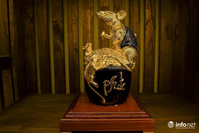 Năm nào làng gốm Bát Tràng cũng làm hàng các linh vật năm mới tương ứng theo năm, nhưng năm nay, giá hàng cao hơn mọi năm vì yêu cầu của khách về mẫu mã, hình thức có đòi hỏi cao hơn chút.