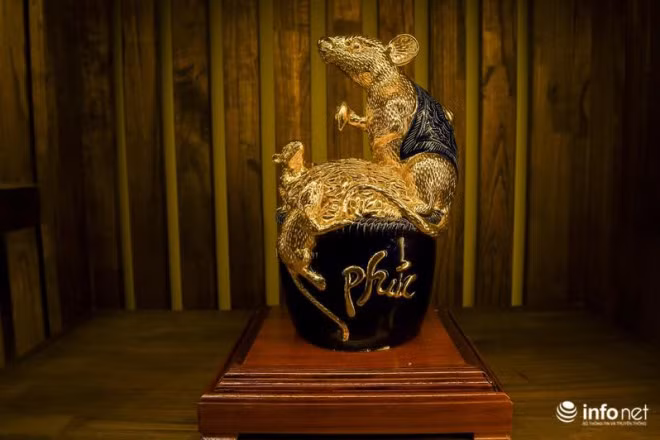 Năm nào làng gốm Bát Tràng cũng làm hàng các linh vật năm mới tương ứng theo năm, nhưng năm nay, giá hàng cao hơn mọi năm vì yêu cầu của khách về mẫu mã, hình thức có đòi hỏi cao hơn chút.