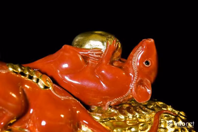 Những tác phẩm "Kỳ linh Canh Tý" có nhiều mức giá khác nhau phục thuộc vào chất liệu, kích thước. Trong đó, mỗi tác phẩm có 4 mức giá chính gồm: 8 triệu đồng, 12 triệu đồng, 16 triệu đồng và phiên bản đặc biệt 100 triệu đồng.