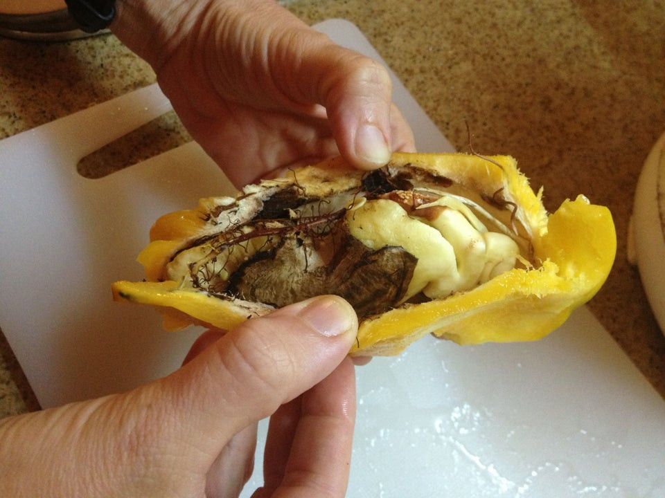 Các nhà khoa học cho biết, mặc dù trông đáng sợ nhưng hiện tượng này hoàn toàn vô hại và không thực sự ảnh hưởng đến chất lượng của trái cây.