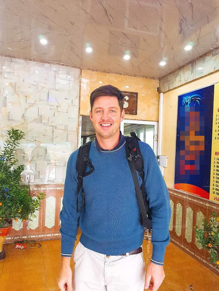 Bi hai chuyen khach Tay du lich Viet Nam dip Tet: Go cua nha dan xin an-Hinh-4