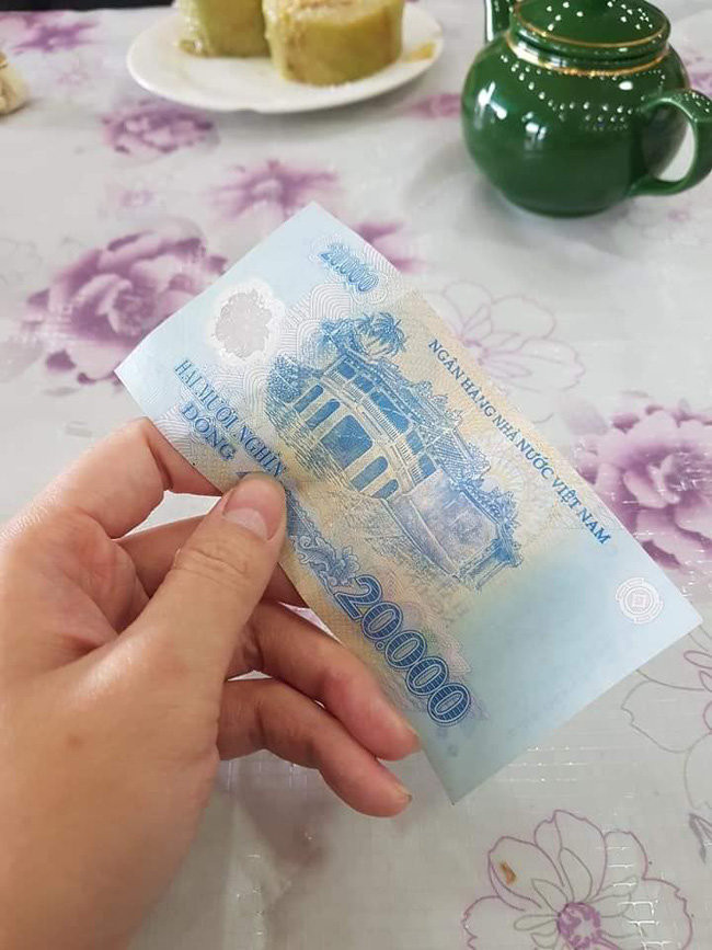 Bi hai chuyen khach Tay du lich Viet Nam dip Tet: Go cua nha dan xin an-Hinh-3