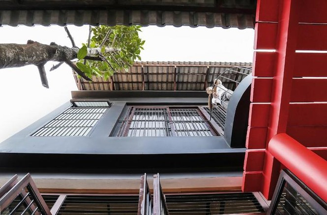 Mái hai lớp thể hiện phong cách kiến trúc truyền thống Nhật Bản, một lớp tương trưng cho âm, một cho dương