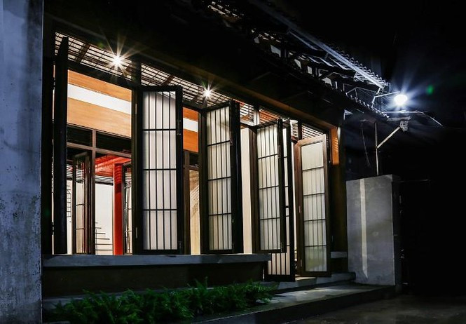 Buổi tối mang dáng vẻ cổ kính nhưng vẫn sang trọng, không gian rộng rãi mọi người có thể thư giãn uống trà, đọc sách.