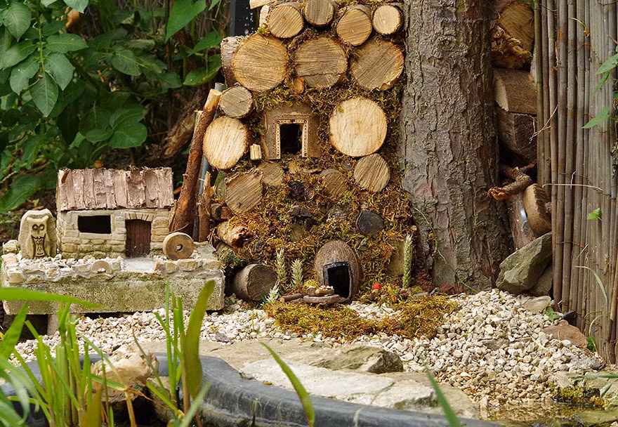 Anh quyết định không đuổi, không giết những con chuột mà xây dựng luôn khu vườn của mình thành một ngôi làng nhỏ cho những con chuột.