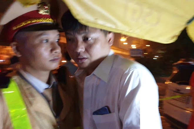 Tai xe oto say ruou suyt dam CSGT, xin bo qua vi 