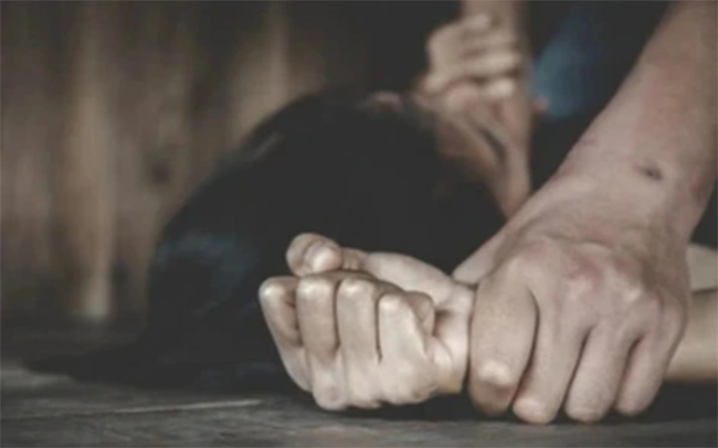 Sau khi thỏa mãn thú tính, sợ sự việc bị bại lộ, Hẻo đã xuống tay sát hại chị L. Gây án xong, Hẻo vác xác nạn nhân xuống khe suối cạn ở gần đó và dùng đá, lá cây, lấp lại. Trước khi bỏ đi đối tượng đã lấy đôi bông tai bằng vàng. Số tài sản chiếm đoạt được, Hẻo đem bán lấy tiền và dùng vào việc trả nợ, ăn tiêu. (Ảnh minh họa, nguồn internet)