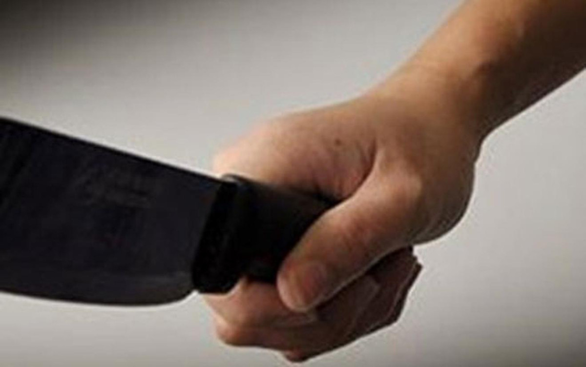 Bị chị L. từ chối thẳng thừng và cho biết sẽ kể chuyện lại với người thân, Hẻo lập tức cầm đoạn gậy vừa chặt được đánh vào cằm nạn nhân. Bị tấn công bất ngờ, chị L. lùi lại bỏ chạy, nhưng bị trượt chân ngã và kêu cứu. Không chịu buông tha, Hẻo cầm dao quắm chém liên tiếp nhiều nhát vào đầu chị L. (Ảnh minh họa, nguồn internet) 