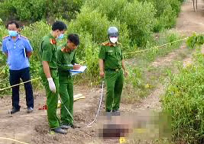 Từ những dấu vết thu thập được tại hiện trường, cơ quan điều tra nhận định, hung thủ có thể là người quen biết nạn nhân và rất thông thạo địa hình trong rừng Cóc Cái. Bằng nhiều biện pháp nghiệp vụ, công an đã bắt giữ nghi phạm Vi Văn Hẻo (SN 1975, trú cùng thôn với nạn nhân). Trước nhiều bằng chứng không thể chối cãi, Hẻo đã phải cúi đầu thừa nhận hành vi phạm tội. (Ảnh minh họa, nguồn internet) 