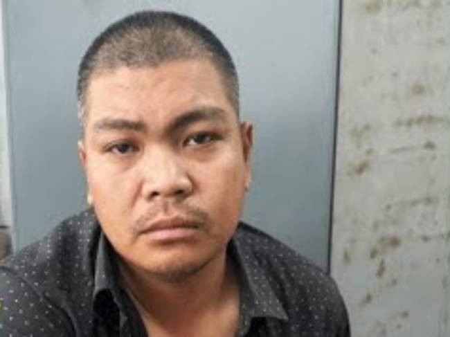 Điều tra viên lập tức trích xuất camera an ninh thời điểm này. Trong đó, bạn trai của cô gái khách hàng có hình dáng mập - khá giống nhân dạng kẻ tạt axit chị L. Danh tính hắn được xác định là Lưu Hoàng Ân (SN 1986, ngụ TP HCM) nhưng sau thời gian xảy ra vụ án, Ân đã không còn ở địa phương. Sau nhiều ngày lần theo dấu vết Ân, 4/3/2023, các trinh sát phát hiện nghi can đang trốn ở TP Nha Trang, Khánh Hòa, nên phối hợp cùng Cục Cảnh sát hình sự (C02, Bộ Công an) bắt, di lý về Bình Dương phục vụ điều tra. 