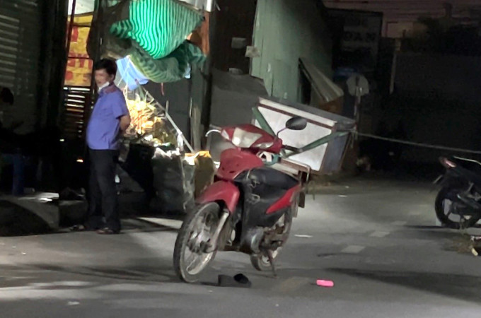 Trước tính chất đặc biệt nghiêm trọng của vụ án, nhiều điều tra viên và trinh sát giỏi của Công an TP Dĩ An và Phòng Cảnh sát hình sự (PC02, Công an Bình Dương) được điều xuống hiện trường khám nghiệm, thu thập thông tin, truy bắt hung thủ. (Hiện trường nơi xảy ra vụ án) 