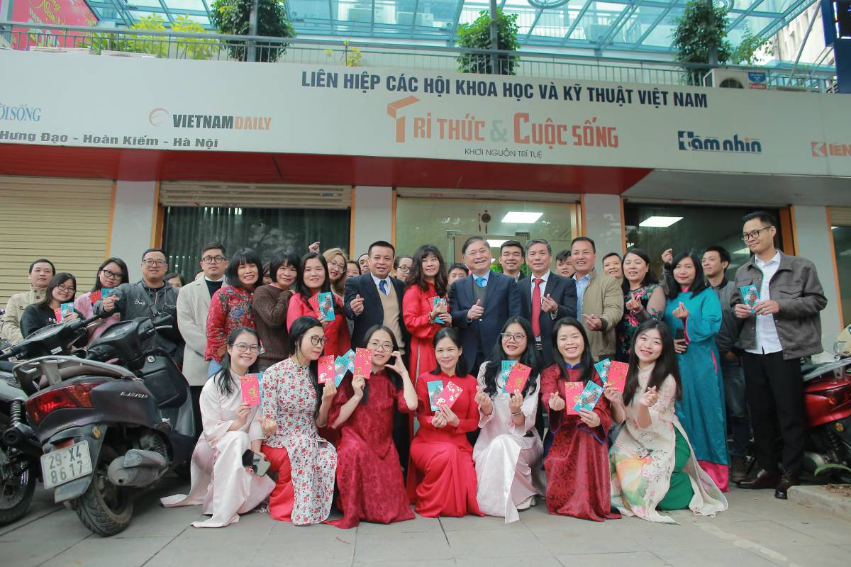 Chủ tịch Phan Xuân Dũng thăm, chúc Tết Báo Tri thức và Cuộc sống - Hình 3 Chu tich Phan Xuan Dung tham, chuc Tet Bao Tri thuc va Cuoc song-Hinh-3