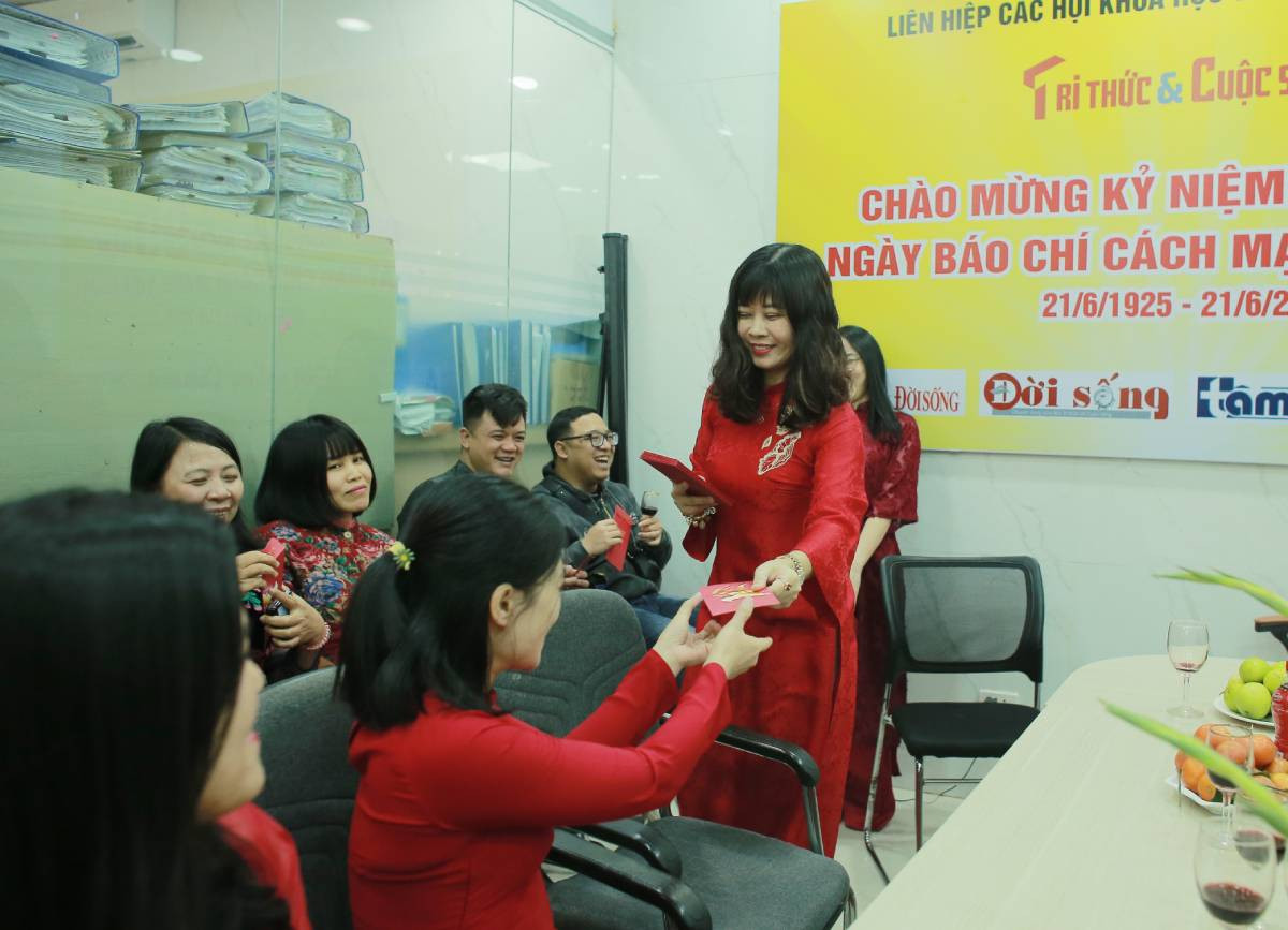 Chủ tịch Phan Xuân Dũng thăm, chúc Tết Báo Tri thức và Cuộc sống - Hình 2 Chu tich Phan Xuan Dung tham, chuc Tet Bao Tri thuc va Cuoc song-Hinh-2