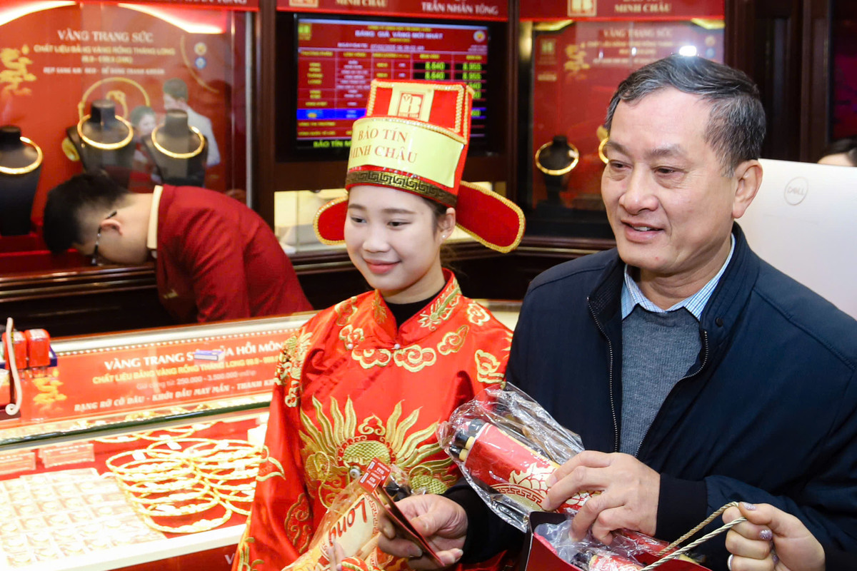 Ông Tô Hoàng Bình (quận Đống Đa) và số vàng mua được trong ngày Vía Thần tài năm nay. Ông Bình cho biết, đây là năm thứ 14 liên tiếp ông giữ thói quen đi mua vàng vào ngày Vía Thần tài.