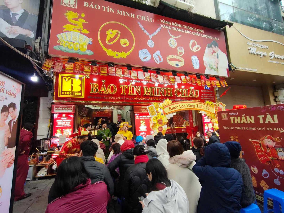 Trung tâm Dự báo khí tượng thủy văn quốc gia cho biết, khu vực Hà Nội 3 hôm nay trời chuyển rét đậm, có nơi rét hại. Nhiệt độ thấp nhất từ 10-12 độ, nhiệt độ cao nhất từ : 13-16. 