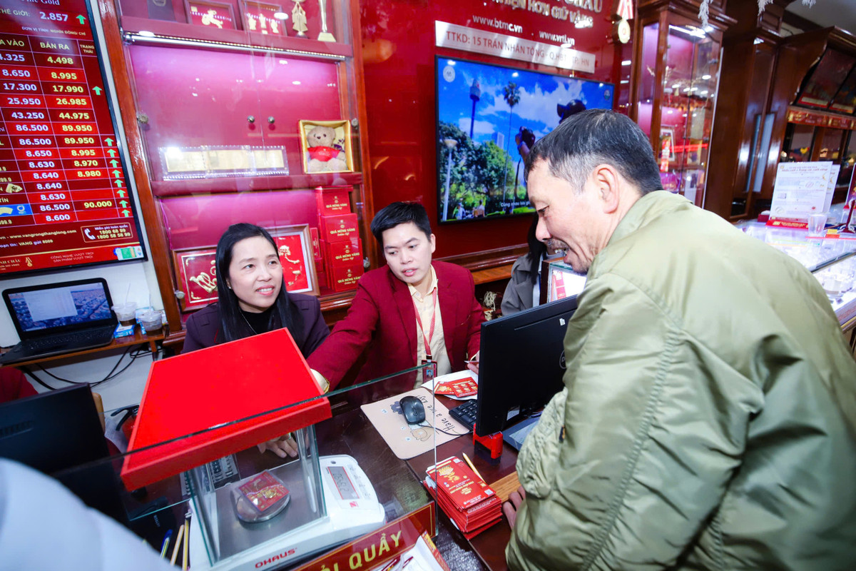 Ông Lê Huy Tâm năm nào cũng đi mua vàng ngày vía thần tài cho biết, năm nay mua 2 chỉ. Năm nào cũng đi mua sớm. "Đi sớm để lấy vía mới đúng là vía thần tài, chứ để sáng đi mua thì như bình thường thôi", ông Huy nói. 