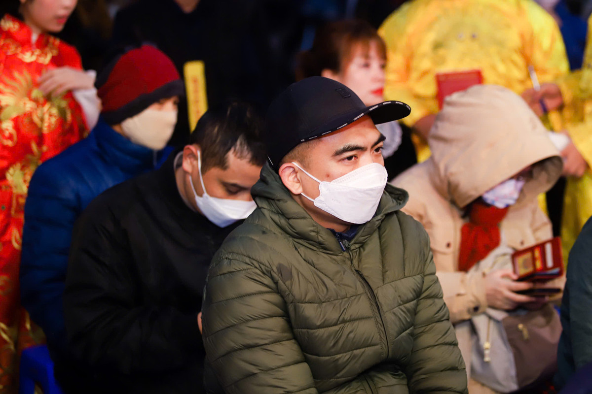 Chia sẻ với PV, nhiều người dân cho biết, mua vàng ngày hôm nay không mang ý nghĩa đầu cơ mà thay vào đó là lấy vía, cầu may trong năm mới.