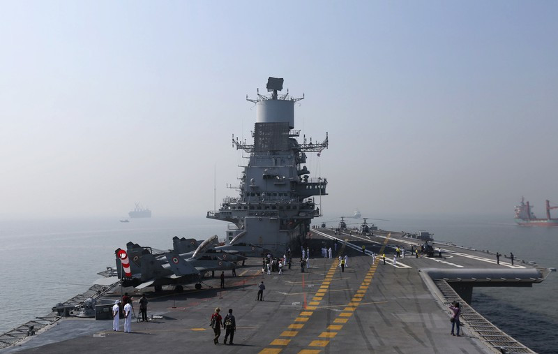Đầu tiên là Tàu sân bay INS Vikramaditya. NS Vikramaditya hiện là tàu sân bay duy nhất của hải quân Ấn Độ với tên gọi ban đầu là Đô đốc Gorshkov. Theo đó, Đô đốc Gorshkov là tàu chiến lớp Kiev được Liên Xô cũ chế tạo và đưa vào biên chế từ cuối những năm 1980. Trước khi gia nhập hải quân Ấn Độ vào tháng 6/2014 với tên gọi INS Vikramaditya, tàu Đô đốc Gorshkov đã trải qua đợt đại tu toàn bộ. Hạm đội tàu INS Vikramaditya còn có các chiến cơ MiG-29K, trực thăng chống ngầm Kamov cùng các trực thăng kiểm soát và cảnh báo sớm. Ảnh: Reuters.