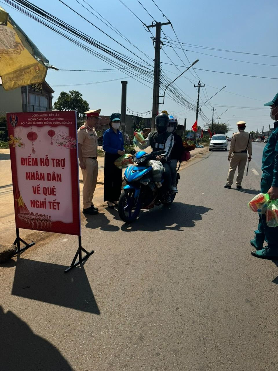 CSGT Đắk Lắk tặng quà hỗ trợ người dân về quê đón Tết - Hình 3 CSGT Dak Lak tang qua ho tro nguoi dan ve que don Tet-Hinh-3