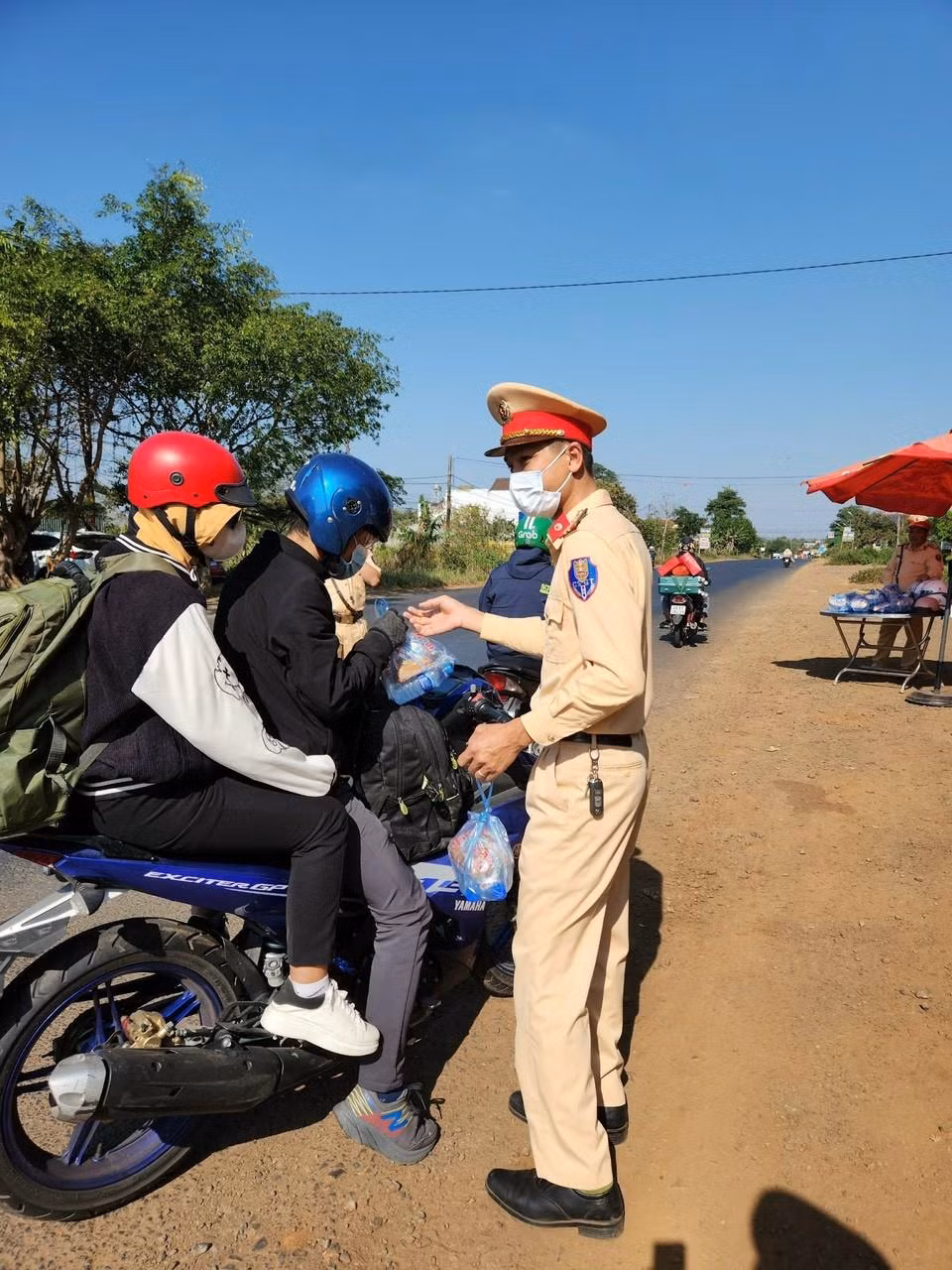 CSGT Dak Lak tang qua ho tro nguoi dan ve que don Tet-Hinh-2