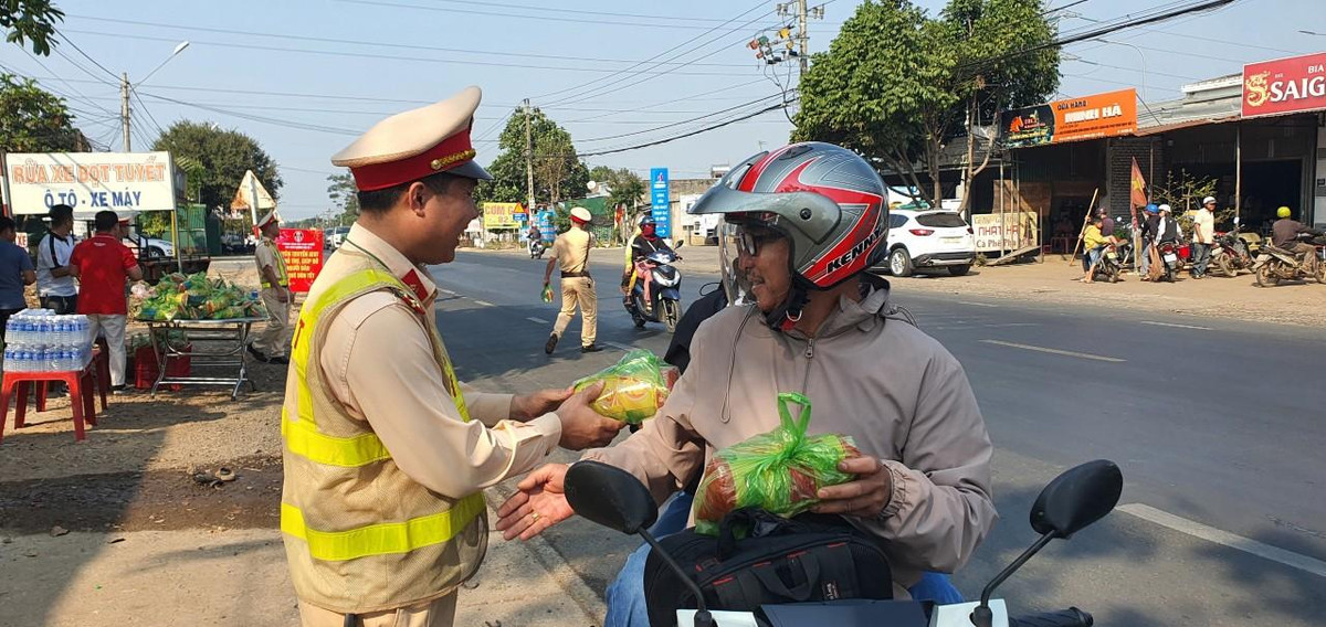 CSGT Đắk Lắk tặng quà hỗ trợ người dân về quê đón Tết - Hình 4 CSGT Dak Lak tang qua ho tro nguoi dan ve que don Tet-Hinh-4