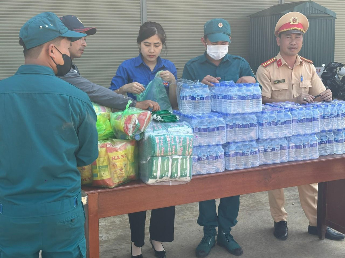 CSGT Dak Lak tang qua ho tro nguoi dan ve que don Tet