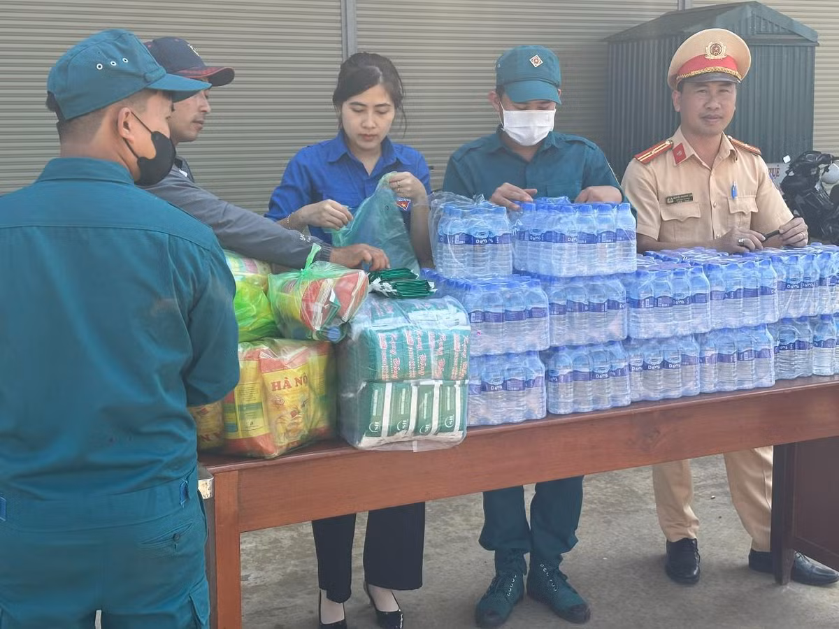 CSGT Dak Lak tang qua ho tro nguoi dan ve que don Tet