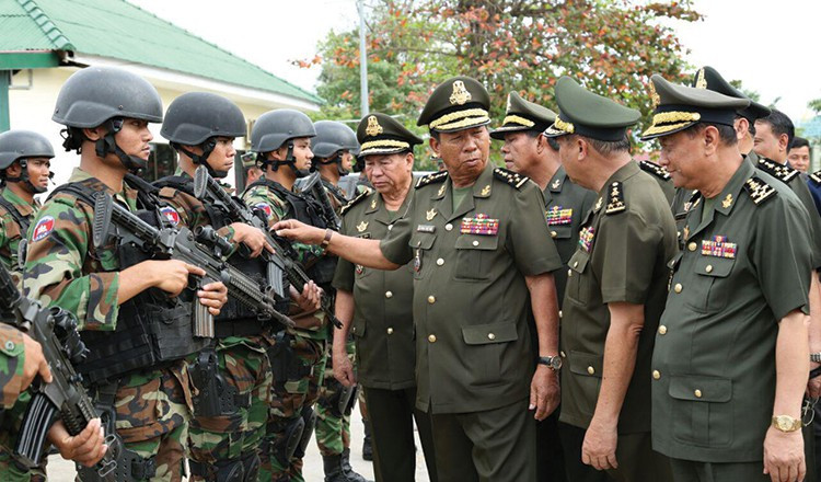Vũ khí Mỹ chỉ chiếm một tỷ lệ không đáng kể trong biên chế của quân đội Campuchia. Ông Hun Sen đã yêu cầu tất cả các đơn vị vũ trang rà soát ngay các vũ khí và thiết bị quân sự mà Campuchia hiện có, phải thu toàn bộ vũ khí, trang thiết bị quân sự của Mỹ nếu có để cất giữ hoặc đem đi tiêu hủy.