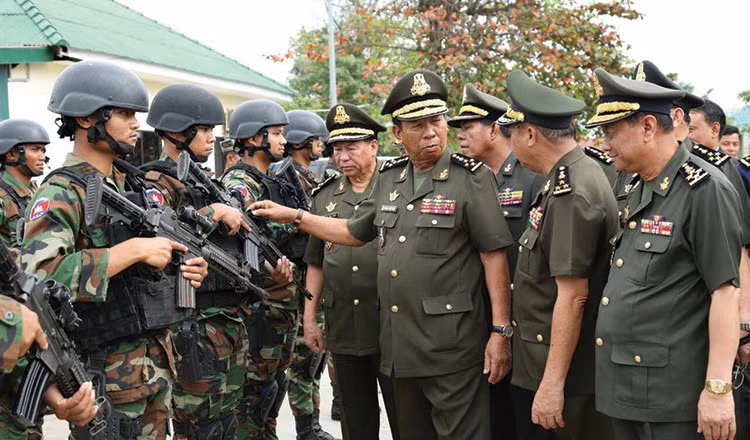 Vũ khí Mỹ chỉ chiếm một tỷ lệ không đáng kể trong biên chế của quân đội Campuchia. Ông Hun Sen đã yêu cầu tất cả các đơn vị vũ trang rà soát ngay các vũ khí và thiết bị quân sự mà Campuchia hiện có, phải thu toàn bộ vũ khí, trang thiết bị quân sự của Mỹ nếu có để cất giữ hoặc đem đi tiêu hủy.