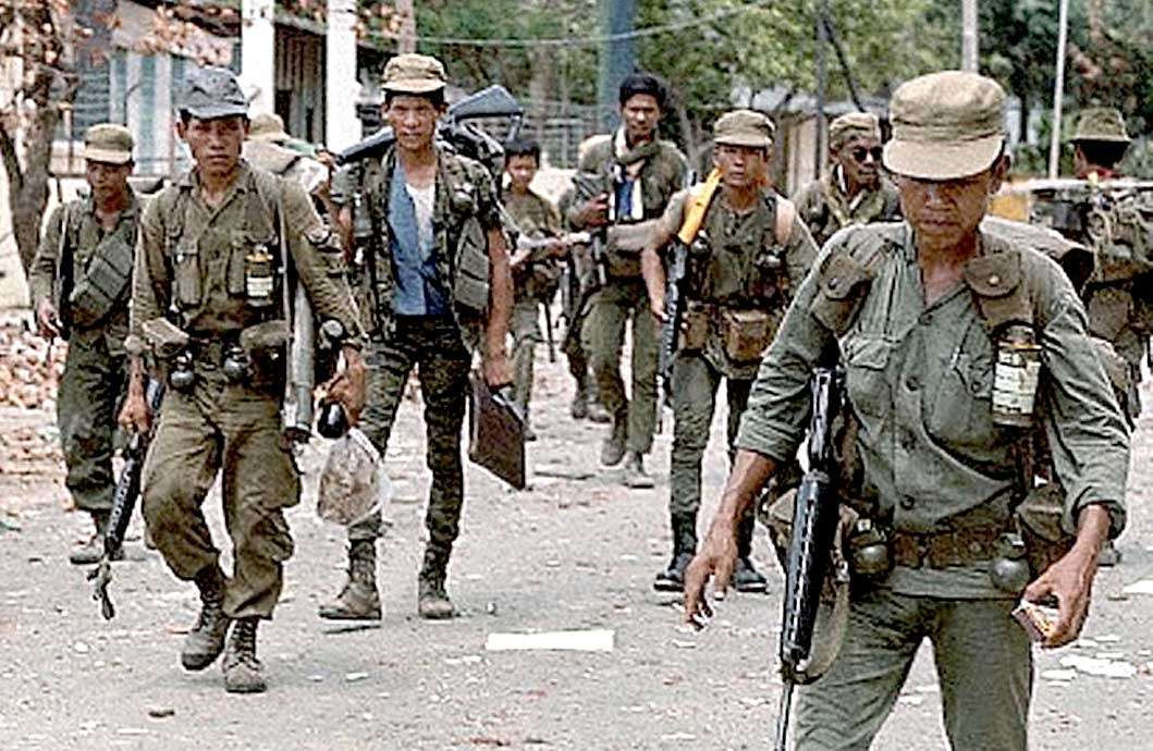 Thủ tướng Hun Sen cũng đưa ra các quan điểm liên quan để giải thích cho các chỉ thị mới về việc loại bỏ vũ khí của Mỹ. Ông cho rằng những lực lượng từng sử dụng hệ thống vũ khí của Mỹ luôn thua trong các cuộc chiến tranh, chẳng hạn như thời Cộng hòa Khmer Lon Nol đã sử dụng các hệ thống vũ khí của Mỹ và nhập khẩu rất nhiều vũ khí vào Campuchia, khiến nước này mắc nợ với Mỹ.