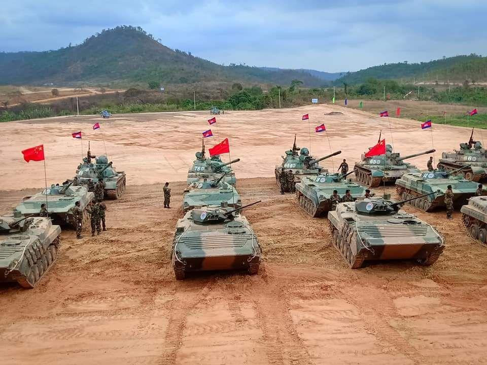 Các lệnh trừng phạt về kinh tế và lệnh cấm vận vũ khí của Mỹ đối với Campuchia được đưa ra vào ngày 8/12, xuất phát từ sự phản đối của các nước phương Tây đối với mối quan hệ quốc phòng và kinh tế ngày càng khăng khít của quốc gia Đông Nam Á này với Trung Quốc.